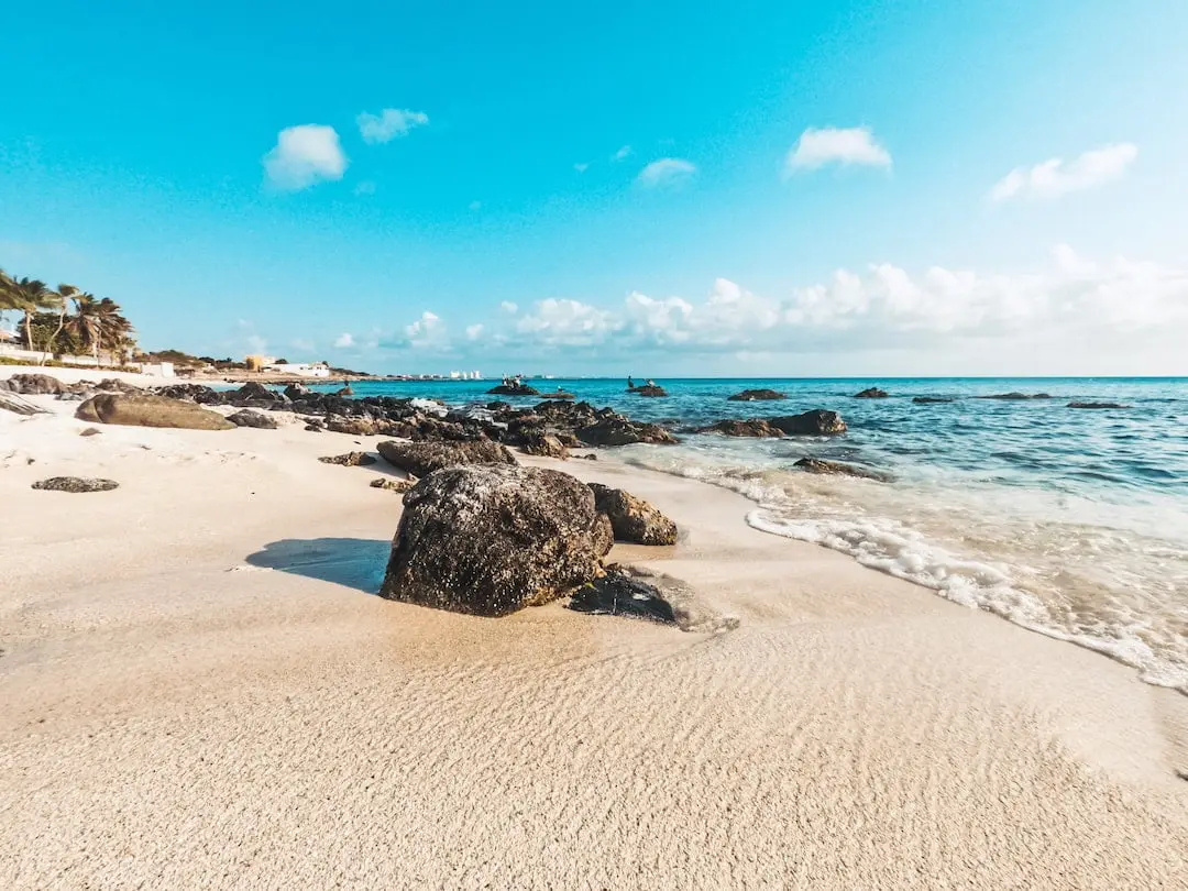 Karibiskt paradis på Aruba - resmålsguide och tips om lyxiga hotell illustration